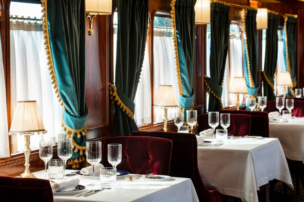 IN VIAGGIO PALAZZO DI VARIGNANA PRESENTA IL TRENO REALECARROZZA