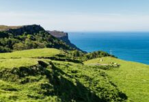 IRLANDA ON THE ROAD E MISTERI DA RISOLVERE: “DA BELFAST AL PARADISO” ACCENDE NETFLIX