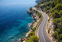 ANDARE A CERCARE E.1027: IL VIAGGIO VERSO UNA CASA CHE HA CAMBIATO IL NOSTRO MODO DI GUARDARE IL MEDITERRANEO