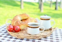 COLAZIONI LENTE E TAVOLE ALL’APERTO: IL RITO SEMPLICE CHE CAMBIA LA GIORNATA