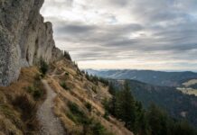 “L’ARTE DELL’ESSENZIALE” DI PAOLO COSTA: LA MONTAGNA COME ESERCIZIO DI MISURA, SILENZIO E VERITÀ