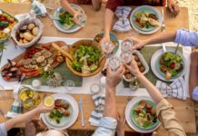 PERCHÉ MANGIAMO MEGLIO QUANDO MANGIAMO INSIEME