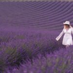 ragazza in campo di lavanda